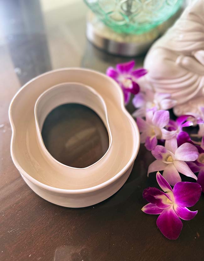 Fresh orchid blossoms included in your shipment of the Hawaiian Lei Vase